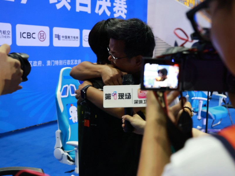 小白奪冠，師傅黃教練忍不住淚灑現(xiàn)場